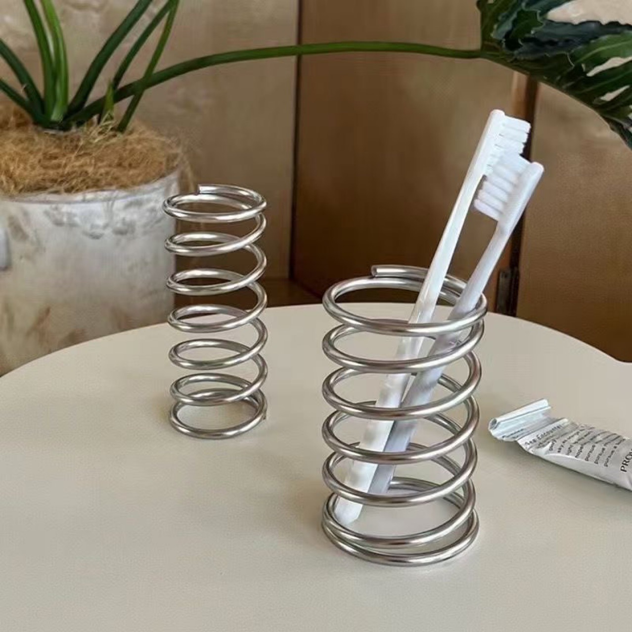 حامل فرشاة أسنان من الفولاذ ال - مراجعة Tiny Home Bathroom Kit وسعره